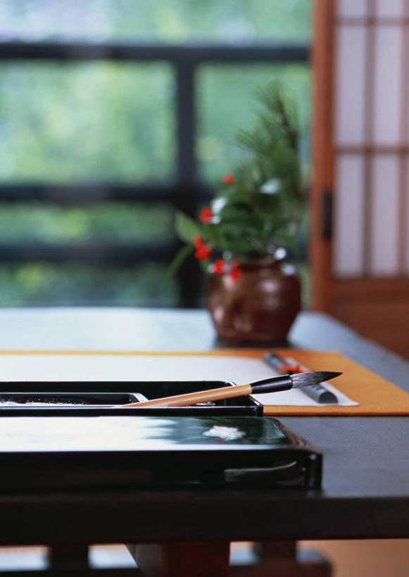 无人,竖图,室内,特写,白天,正面,植物,门,桌面,桌子,拉门,阴影,朦胧,模糊,反射,木制,笔,毛笔,盆栽,砚台,影子,纸,办公用品,盆景,砚,移门,文具,绿色,自然,木制品,学习用品,生长,成长,文具用品,文房四宝,宣纸,障子,纸门,镇纸,压尺,镇尺,纸镇,纸寿千年,纸中之王,泾县纸,彩图