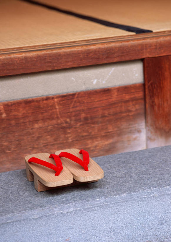 无人,竖图,室内,特写,白天,正面,静物,鞋子,一双,塌塌米,榻榻米,木屐,红色,木鞋,叠席,彩图,人字拖,人字拖鞋