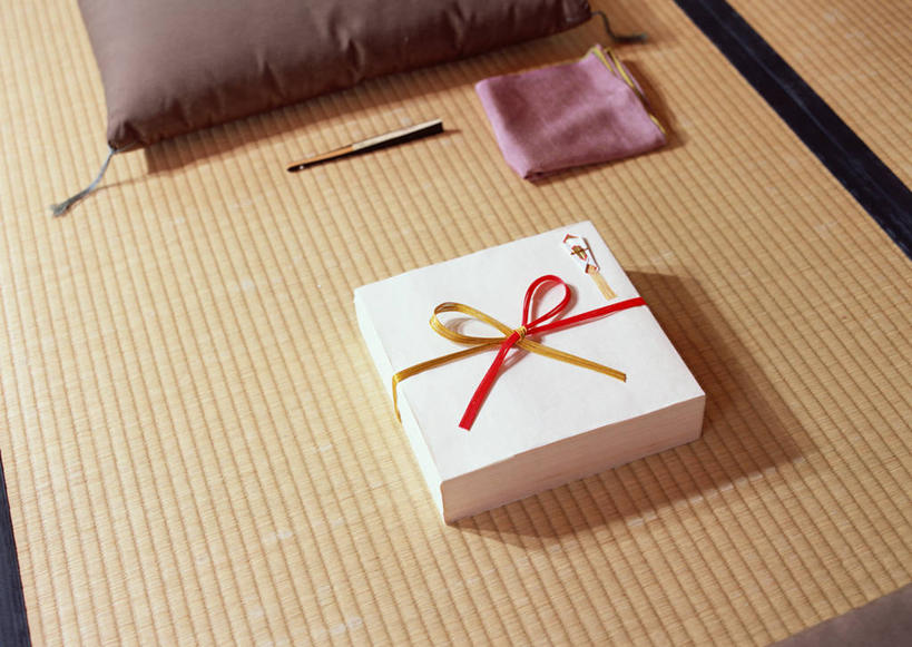 无人,横图,俯视,室内,特写,白天,静物,礼盒,礼物,阴影,花纹,日本文化,艺术,装饰,反射,布,图案,影子,纸盒,手工艺品,艺术品,塌塌米,榻榻米,布纹,文化,盒子,蒲团,包装盒,蝴蝶结,礼品盒,工艺品,礼品,华丽,修饰,布匹,点缀,高雅,自信心,品位,衬托,美观,雅致,雅观,花纸绳,日本水引,日本水引绣,水引绣,风吕敷,包袱布,叠席,蒲墩,圆座,彩图,高角度拍摄