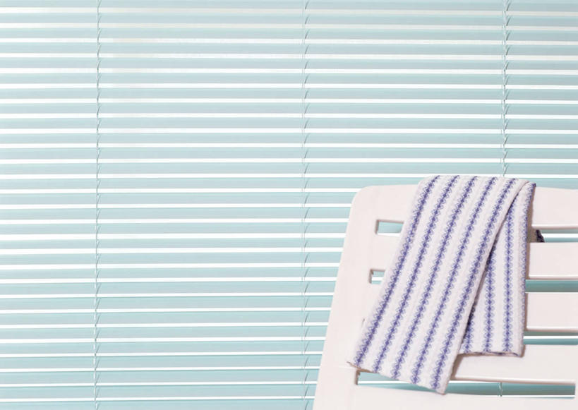 无人,横图,室内,特写,白天,正面,窗户,静物,椅子,一把,一条,阴影,反射,纺织物,影子,百叶窗,木椅,毛巾,清洁,保暖,透气,防水,储水,耐磨,吸水,彩图