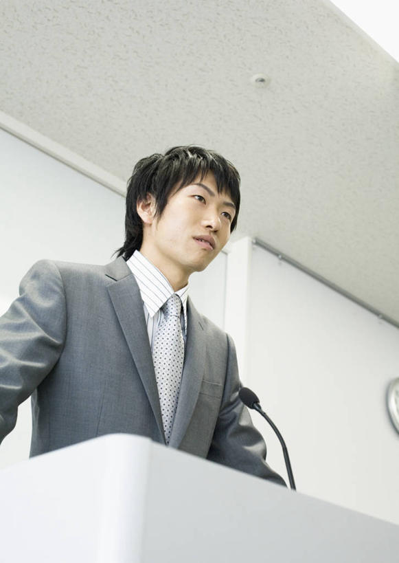 东方人,一个人,商务人士,商务男性,会议室,站,竖图,室内,白天,仰视,衬衫,亚洲,仅一个男性,仅一个人,套装,领带,注视,黄种人,仅一个年轻男性,话筒,讲台,观察,看,演讲,站着,报告,观看,察看,麦克风,象征,演说,庄重,关注,扩音器,演说台,商务装,身份,宣传,传声器,工薪阶层,演讲台,正式,地位,微音器,鼓动,讲演,男人,男性,年轻男性,亚洲人,白领,上班族,站立,半身,彩图,低角度拍摄,衬衣