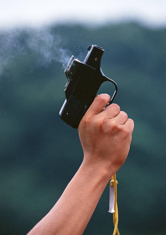 东方人,手,一个人,举,竖图,室外,特写,白天,正面,比赛,植物,亚洲,仅一个男性,仅一个人,一把,裁判,握,朦胧,模糊,传递,信息,发令枪,枪,拿,拿着,黄种人,树,树木,仅一个年轻男性,绿色,黑色,自然,托,手部,联络,握着,生长,成长,单手,信号,集合,召唤,传达,号令,讯号,发声,男人,男性,年轻男性,亚洲人,举起,举手,举着,向上举,向上伸,向上托,半身,彩图