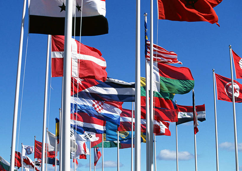 无人,横图,室外,白天,仰视,旗帜,国旗,许多,阴影,飘扬,光线,旗杆,影子,云,云朵,很多,云彩,蓝色,白云,蓝天,天空,阳光,天,晴朗,飘逸,飞扬,法国国旗,意大利国旗,德国国旗,杆子,旗,晴空,彩图,低角度拍摄,三色旗,荷兰国旗