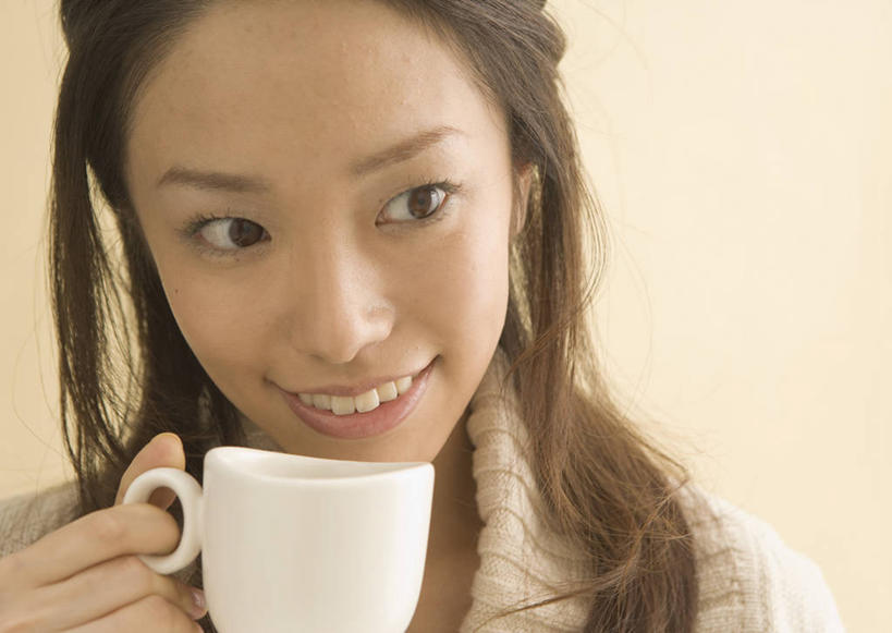 东方人,脸,头,脸颊,手,一个人,笑,微笑,露齿笑,横图,室内,特写,白天,正面,毛衣,杯子,亚洲,仅一个年轻女性,仅一个女性,仅一个人,握,服装,瓷器,咖啡杯,陶瓷制品,拿,拿着,注视,黄种人,肩膀,一个,衣服,观察,看,手部,握着,服饰,单个,观看,单手,察看,衣着,穿着,关注,瓷杯,线衫,衣饰,毛线衣,绒线衣,年轻女性,女人,女性,亚洲人,头部,脸部,脸蛋,面部,半身,彩图,绒衣,套衫,套头毛衣,线衣