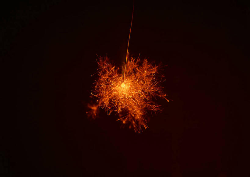 无人,横图,彩色,室外,特写,夜晚,仰视,热情,烟火,火,阴影,飞溅,黑色背景,节日,庆祝,溅,光线,火苗,火焰,影子,辉煌,燃烧,文化,红色,焰火,点燃,庆典,灿烂,橙色,纪念,五颜六色,庆贺,色彩斑斓,火光,喷洒,祝贺,礼花,五彩缤纷,花炮,礼花炮,五彩斑斓,绚烂,光耀,五光十色,烟花,彩图,低角度拍摄