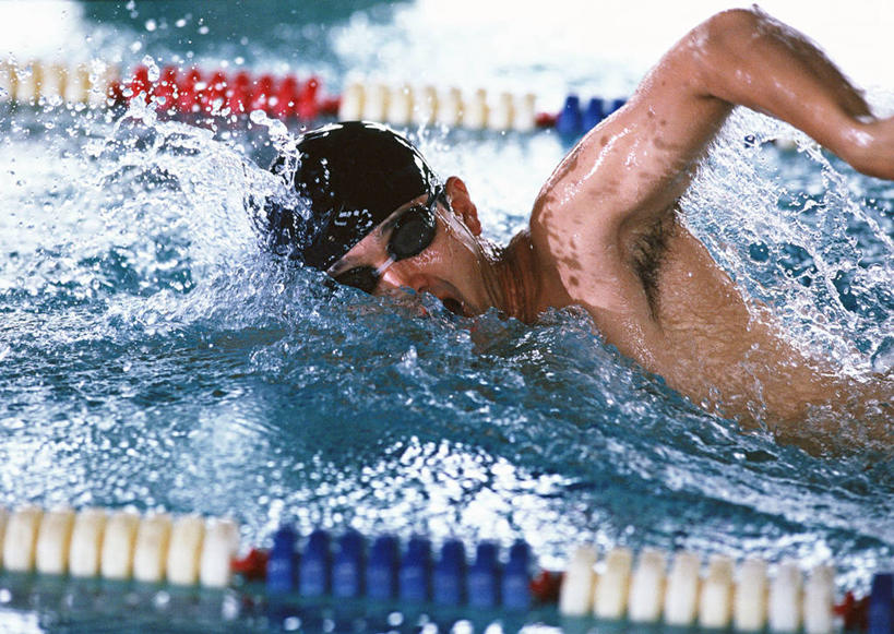 游泳,东方人,一个人,运动员,体育馆,游泳池,横图,俯视,室内,白天,锻炼,快乐,比赛,运动,竞争,水,帽子,亚洲,仅一个男性,仅一个人,飞溅,泳帽,溅,眼镜,液体,泳镜,水池,水滴,水面,分界线,黄种人,娱乐,泳池,裸露,水珠,仅一个年轻男性,游泳眼镜,张嘴,休闲,游泳馆,体育运动,喷洒,游泳帽,裸,泳道线,分道线,张大嘴巴,泅水,拍浮,泳池分割线,体育,男人,男性,年轻男性,亚洲人,张开嘴,体育运动员,运动选手,半身,彩图,高角度拍摄,健身