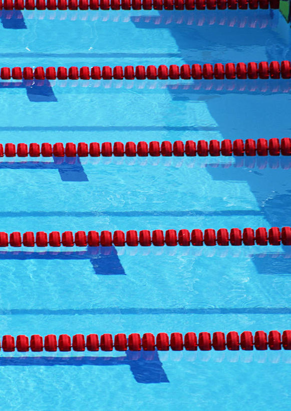 无人,体育馆,游泳池,竖图,俯视,室外,白天,水,一排,阴影,波纹,整齐,光线,影子,水池,水面,分界线,涟漪,泳池,排列,红色,倒影,水纹,阳光,波浪,游泳馆,倒映,队列,泳道线,分道线,水晕,反照,泳池分割线,彩图,高角度拍摄