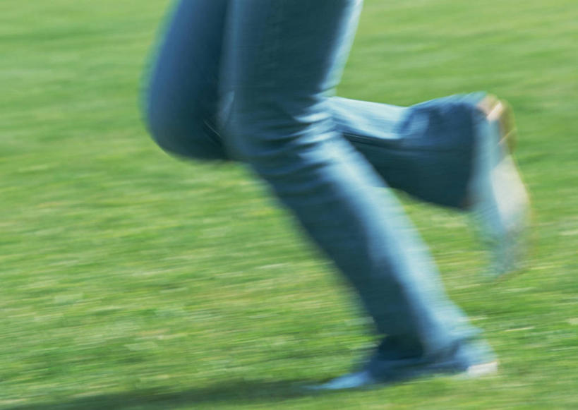 东方人,腿部,腿,一个人,横图,室外,白天,侧面,运动鞋,草地,草坪,植物,鞋子,亚洲,仅一个年轻女性,仅一个女性,仅一个人,奔驰,阴影,裤子,朦胧,模糊,光线,影子,牛仔裤,黄种人,草,绿色,阳光,奔跑,休闲鞋,年轻女性,女人,女性,亚洲人,半身,彩图