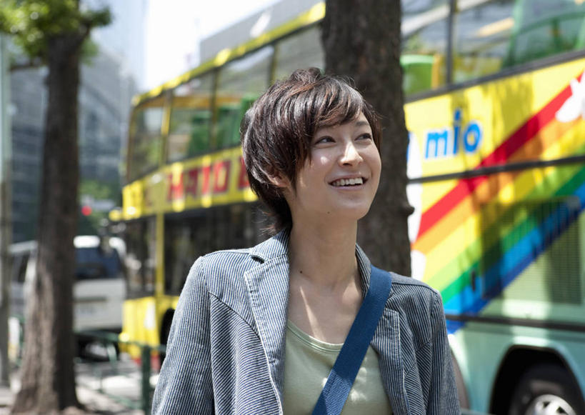 东方人,一个人,家,走,笑,微笑,露齿笑,横图,室外,白天,正面,植物,道路,路,公路,公共汽车,亚洲,仅一个年轻女性,仅一个女性,仅一个人,阴影,服装,朦胧,模糊,光线,包,皮包,影子,房屋,屋子,公寓,巴士,公交车,交通,注视,休闲装,黄种人,洋房,楼房,双层巴士,住宅,车,树,树木,衣服,绿色,阳光,自然,交通工具,观察,看,休闲,休闲服,服饰,生长,成长,观看,单肩包,察看,关注,载具,双层公共汽车,年轻女性,女人,女性,亚洲人,马路,步行,散步,走路,半身,彩图,房子