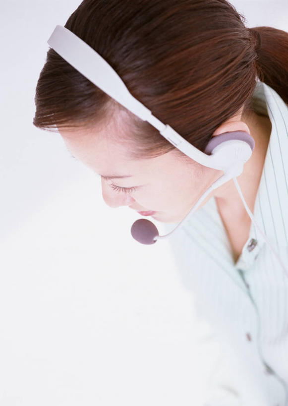 东方人,脸,头,脸颊,一个人,商务人士,商务女性,竖图,俯视,室内,特写,白天,白色背景,通讯,客服,亚洲,仅一个年轻女性,仅一个女性,仅一个人,握,阴影,套装,反射,信息,影子,话务员,注视,黄种人,肩膀,耳机,耳麦,话筒,观察,看,服务,握着,通信,摄影,影棚,观看,协调,察看,麦克风,头戴式耳麦,关注,销售,商务装,工薪阶层,客服人员,电话销售,接待员,客户服务,年轻女性,女人,女性,亚洲人,头部,脸部,脸蛋,面部,白领,接线员,上班族,半身,彩图,高角度拍摄,影棚拍摄,拍摄,头戴式耳机