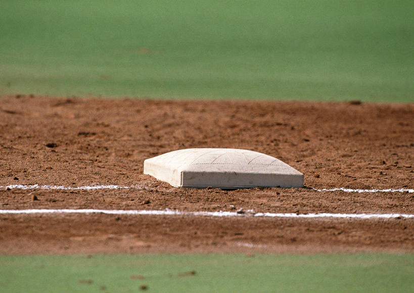 无人,体育馆,运动场,横图,室外,特写,白天,正面,草地,草坪,植物,阴影,朦胧,模糊,光线,影子,泥土,土壤,分界线,体育场,草,绿色,阳光,器具,运动馆,本垒板,彩图,本垒