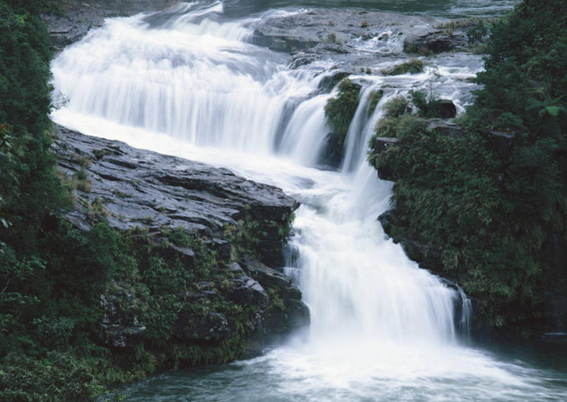 无人,横图,室外,白天,正面,旅游,度假,石头,美景,瀑布,水,日本,亚洲,阴影,飞溅,溅,光线,石子,液体,影子,景观,水滴,娱乐,冲绳,水珠,阳光,自然,享受,休闲,景色,放松,冲绳县,喷洒,自然风光,东亚,琉球群岛,日本国,九州地方,八重山群岛,跌水,石块,岩石,彩图,竹富町,八重山郡