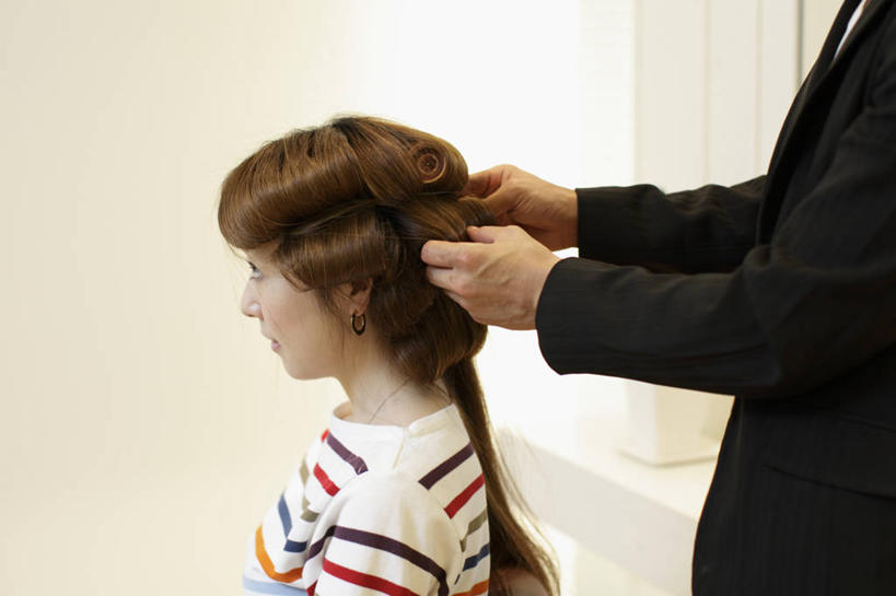 东方人,两个人,理发师,商店,站,坐,横图,室内,白天,侧面,亚洲,握,服装,墙,注视,休闲装,黄种人,商铺,顾客,墙壁,墙面,衣服,白色,观察,看,站着,休闲,休闲服,握着,服饰,观看,理发店,卷发棒,卷发器,察看,关注,美发店,烫发器,美容店,市肆,商号,主顾,塑料卷发棒,男人,男性,年轻女性,女人,女性,中年男性,亚洲人,发型师,理发员,美发师,站立,坐着,半身,彩图,店铺