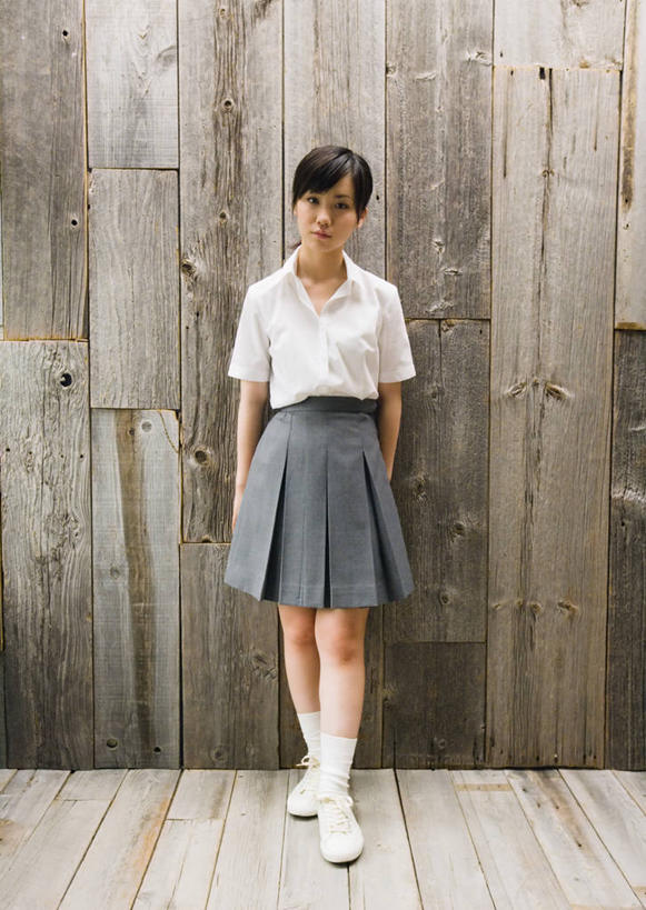 东方人,一个人,站,竖图,室内,白天,正面,裙子,地板,亚洲,仅一个年轻女性,仅一个女性,仅一个人,阴影,服装,反射,木制,影子,墙,地面,注视,休闲装,黄种人,木地板,墙壁,墙面,衣服,木制品,观察,看,站着,休闲,休闲服,短裙,服饰,观看,半身裙,百褶裙,察看,关注,年轻女性,女人,女性,亚洲人,站立,彩图,全身