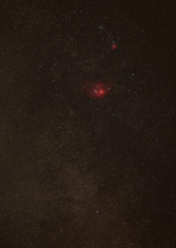 无人,竖图,室外,夜晚,正面,探险,神秘,宇宙,极光,星空,夜景,科学,太空,星球,星云,辉煌,浪漫,美丽,自然,灿烂,探索,三裂星云,太阳系,星系,气象,发现,华丽,天体,美好,银河系,神奇,星体,天文学,外太空,绚烂,光耀,极光带,极光弧,极光幔,极光芒,极光片,发射星云,星夜,夜空,彩图,m20星云,三叶星云