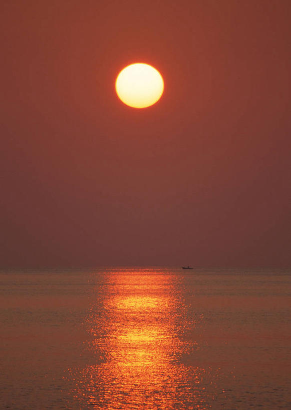 无人,竖图,室外,白天,正面,旅游,度假,海浪,海洋,美景,日落,太阳,日本,亚洲,阴影,光线,影子,景观,浪花,水平线,晚霞,霞光,落日,辽阔,海平线,娱乐,冲绳,阳光,自然,海水,黄昏,享受,休闲,广阔,景色,彩霞,放松,一望无际,冲绳县,自然风光,海景,东亚,琉球群岛,日本国,九州地方,无边无际,一马平川,夕照,薄暮,冲绳群岛,大海,风浪,海,海水的波动,近岸浪,涌浪,夕阳,彩图,傍晚,水天相接,水天一线,斜阳