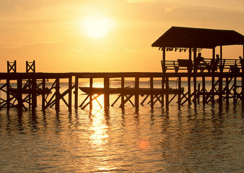 东方人,两个人,坐,横图,室外,白天,正面,爱情,旅游,度假,海浪,海洋,美景,日落,太阳,椅子,马来西亚,亚洲,阴影,服装,光线,木板,影子,景观,浪花,晚霞,霞光,落日,桥,木桥,背光,浪漫,注视,休闲装,黄种人,娱乐,栈桥,衣服,阳光,自然,海水,黄昏,观察,看,享受,休闲,温暖,温馨,休闲服,景色,彩霞,恩爱,放松,恋人,服饰,东南亚,观看,人行桥,木板桥,和睦,察看,关注,自然风光,逆光,海景,夕照,薄暮,马来西亚联邦,男人,男性,年轻男性,年轻女性,女人,女性,亚洲人,情侣,大海,风浪,海,海水的波动,近岸浪,涌浪,夕阳,坐着,彩图,全身,傍晚,诗巴丹,诗巴丹岛,伴侣,融洽,斜阳