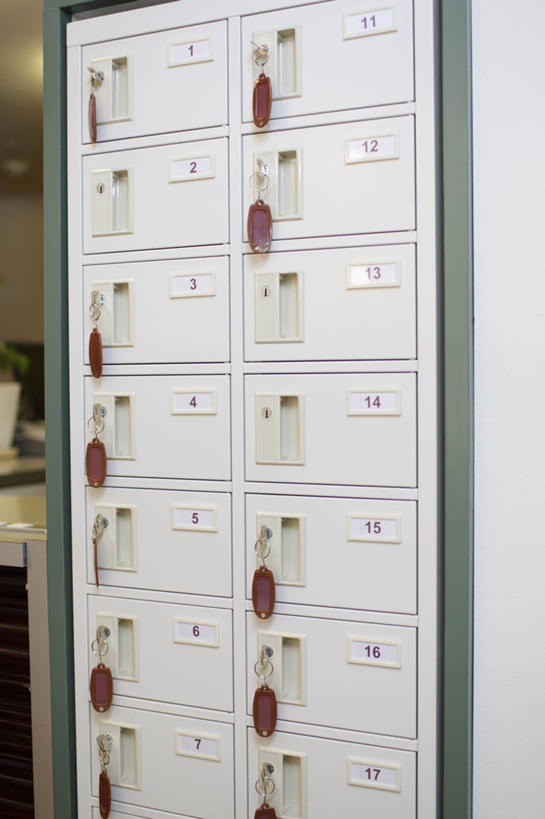 无人,竖图,室内,白天,正面,柜子,静物,一排,许多,连接,阴影,整齐,装饰,反射,标志,数字,文字,影子,字符,钥匙圈,储物柜,标识,排列,白色,阿拉伯数字,华丽,修饰,点缀,储存,队列,钥匙链,钥匙扣,衬托,美观,雅致,雅观,贯穿,连结,衔接,储备,蕴藏,贮备,串连,彩图,锁匙扣,钥匙挂,贮存