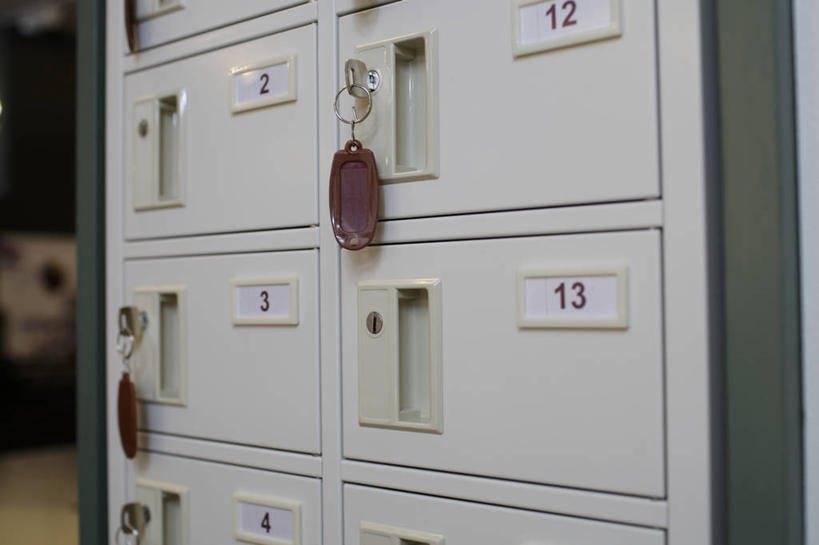 无人,横图,室内,特写,白天,正面,柜子,静物,一排,许多,连接,阴影,整齐,装饰,反射,标志,数字,文字,影子,字符,钥匙圈,储物柜,标识,排列,白色,阿拉伯数字,华丽,修饰,点缀,储存,队列,钥匙链,钥匙扣,衬托,美观,雅致,雅观,贯穿,连结,衔接,储备,蕴藏,贮备,串连,彩图,锁匙扣,钥匙挂,贮存