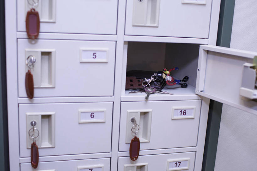 无人,横图,室内,白天,正面,柜子,静物,一排,许多,连接,阴影,整齐,装饰,反射,标志,数字,文字,影子,字符,钥匙圈,储物柜,标识,排列,白色,打开,阿拉伯数字,华丽,修饰,点缀,开启,储存,队列,钥匙链,钥匙扣,衬托,美观,雅致,雅观,贯穿,连结,衔接,储备,蕴藏,贮备,串连,彩图,锁匙扣,钥匙挂,贮存