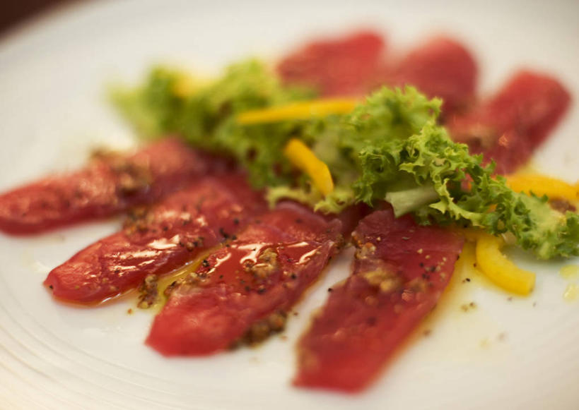 海鲜,无人,横图,俯视,室内,特写,白天,餐具,阴影,朦胧,模糊,反射,碟子,粉末,盘,影子,调料,调味,肉,食用油,香料,油,鱼肉,佐料,橄榄油,胡椒粉,调味品,鲔鱼,调味料,水产,金枪鱼,肉类,海洋生物,盘子,碟,粉,配料,吞拿鱼,水生动物,海产品,水生物,肉食,海底动物,植物油,作料,粉状,粉剂,胡椒,彩图,高角度拍摄,古月粉