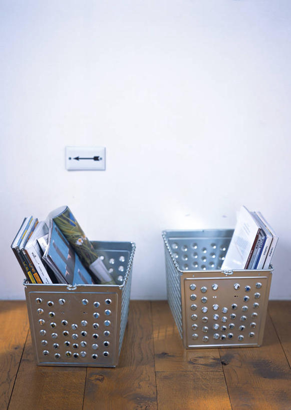 无人,交叉,竖图,俯视,室内,白天,地板,竹子,静物,书籍,竹制,编织,篮子,墙,地面,木地板,墙壁,墙面,白色,竹篮,竹条,交织,竹制品,穿插,书,图书,彩图,高角度拍摄