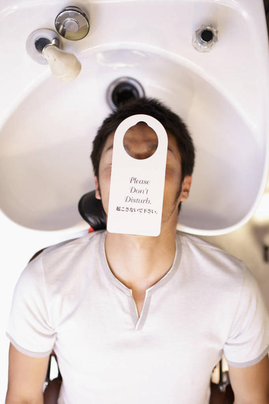 东方人,一个人,商店,躺,竖图,俯视,室内,白天,指示牌,亚洲,仅一个男性,仅一个人,服装,英文,标志,水槽,水龙头,文字,字符,字母,休闲装,黄种人,标识,商铺,水斗,开关,仅一个年轻男性,衣服,打开,休闲,休闲服,遮,遮掩,服饰,英文字母,阀门,掩盖,遮挡,开启,遮盖,掩饰,市肆,商号,水咀,卧着,男人,男性,年轻男性,亚洲人,躺着,卧,半身,彩图,高角度拍摄,店铺,家居店,家居生活馆,家具店,居家生活馆