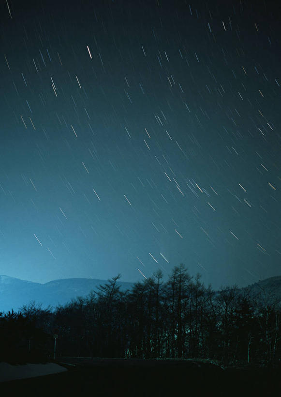 无人,竖图,室外,夜晚,正面,神秘,极光,流星,美景,山,山脉,星空,植物,夜景,景观,山峰,山峦,背光,辉煌,浪漫,美丽,文化,树,树木,绿色,自然,群山,祈祷,灿烂,景色,许愿,百武彗星,彗星,生长,成长,气象,华丽,祈求,天体,美好,天文,神奇,逆光,天文学,绚烂,光耀,极光带,极光弧,极光幔,极光芒,极光片,扫把星,扫帚星,流星雨,星夜,夜空,彩图