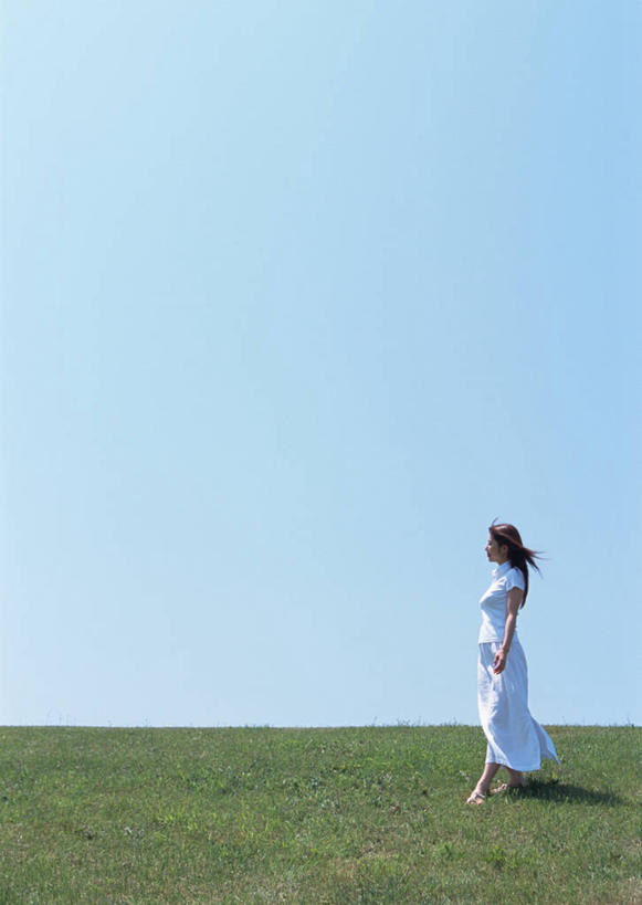 东方人,一个人,站,闭眼,竖图,室外,白天,侧面,裙子,草地,草原,植物,亚洲,仅一个年轻女性,仅一个女性,仅一个人,阴影,连衣裙,服装,光线,影子,地平线,旷野,辽阔,地面,黄种人,草,衣服,蓝色,绿色,蓝天,天空,阳光,天,站着,广阔,服饰,晴朗,一望无际,衣着,穿着,原野,延伸,万里无云,天地相交,衣饰,无边无际,一马平川,年轻女性,女人,女性,亚洲人,晴空,晴空万里,闭眼睛,闭着眼,闭着眼睛,站立,彩图,全身
