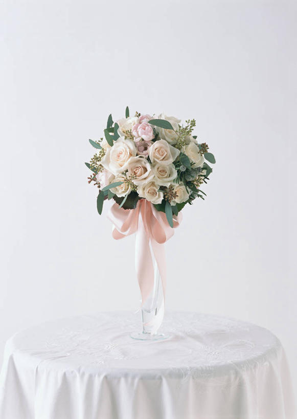 无人,竖图,室内,特写,白天,白色背景,正面,爱情,幸福,纯洁,智慧,热情,水,桌面,桌子,玫瑰,花瓶,阴影,艺术,盛开,反射,木制,布料,丝绸,丝带,液体,影子,水滴,玫瑰花,缎带,浪漫,花蕾,布纹,文化,玻璃制品,绸带,桌布,花,花瓣,花朵,鲜花,插花,玻璃瓶,餐巾,蝴蝶结,木制品,瓶子,台布,白玫瑰,花苞,花蕊,温暖,温馨,恩爱,摄影,影棚,捆绑,插花艺术,和睦,创造,创作,感动,想象,桉树,尊敬,绑缚,尤加利,天真,刺玫花,徘徊花,餐桌布,彩图,影棚拍摄,拍摄,融洽