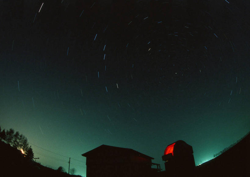 无人,家,天文台,横图,室外,夜晚,广角镜头,鱼眼镜头,仰视,神秘,实验,极光,星空,植物,夜景,研究,科学,房屋,屋子,背光,辉煌,浪漫,美丽,楼房,住宅,树,树木,绿色,自然,灿烂,北斗七星,生长,成长,气象,华丽,科研,美好,天文,神奇,检验,逆光,绚烂,光耀,观测,极光带,极光弧,极光幔,极光芒,极光片,观象台,山岳台,星夜,夜空,彩图,低角度拍摄,房子,北斗,开阳,天玑,天权,天枢,天璇,摇光,玉衡,指极星