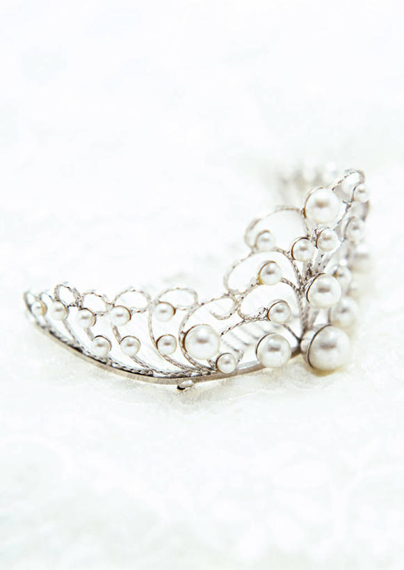 无人,竖图,俯视,室内,特写,白天,白色背景,静物,皇冠,金属制品,阴影,反射,金属,影子,一个,摄影,影棚,单个,权威,高贵,权力,统治,王冠,彩图,高角度拍摄,影棚拍摄,拍摄