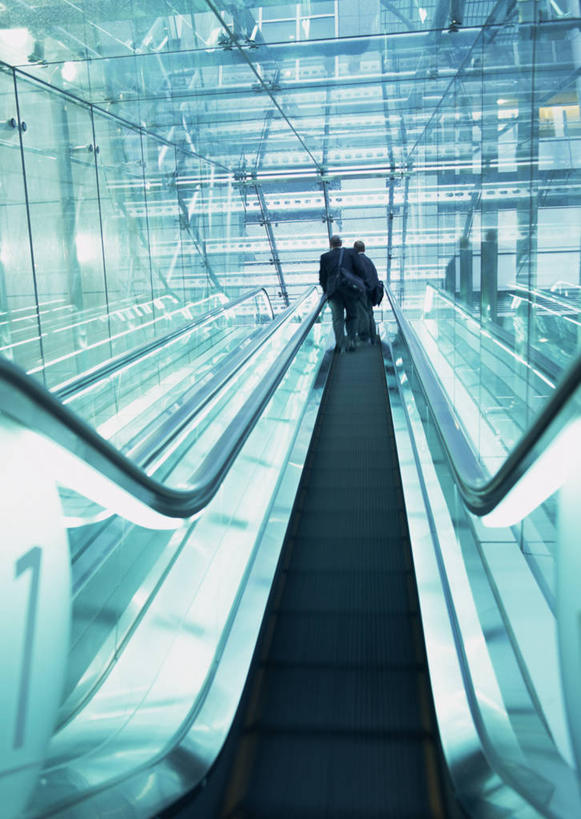 东方人,两个人,伙伴,朋友,商务人士,商务男性,商务女性,高楼大厦,站,竖图,室内,白天,仰视,衬衫,友谊,合作,团队,窗户,大厦,电梯,建筑,摩天大楼,照明,亚洲,一排,握,套装,整齐,包,灯泡,公文包,电动扶梯,天窗,自动扶梯,运输工具,拿,拿着,黄种人,玻璃窗,灯,排列,灯具,站着,战略,握着,白炽灯,公事包,照亮,队列,商务装,工薪阶层,照明工具,白炽灯泡,联合,合谋,配合,协作,男人,男性,年轻男性,年轻女性,女人,女性,亚洲人,白领,上班族,站立,彩图,低角度拍摄,全身,衬衣,大楼,高层建筑,高楼,摩天楼,扶手电梯,升降设备,运输带,自动行人电梯,电扶梯