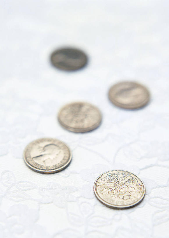 无人,竖图,俯视,室外,特写,白天,白色背景,钱,水,五个,许多,朦胧,模糊,钱币,液体,水滴,金融,经济,英镑,流通,贸易,货币,现金,硬币,彩图,高角度拍摄