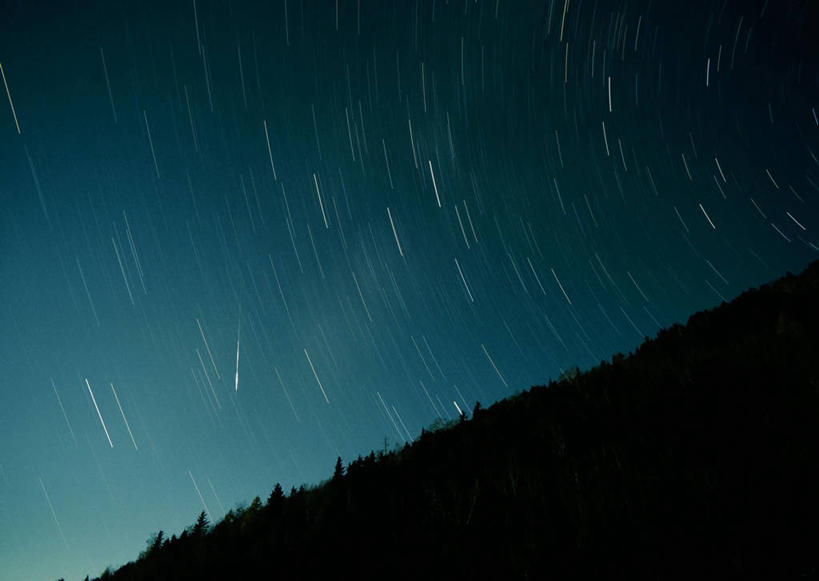 无人,横图,室外,夜晚,仰视,神秘,草地,草坪,极光,流星,美景,山,山脉,星空,植物,夜景,景观,山峰,山峦,背光,辉煌,浪漫,美丽,文化,草,绿色,群山,祈祷,灿烂,景色,许愿,气象,华丽,祈求,天体,美好,天文,神奇,逆光,天文学,绚烂,光耀,极光带,极光弧,极光幔,极光芒,极光片,流星雨,星夜,夜空,彩图,低角度拍摄,猎户座流星雨