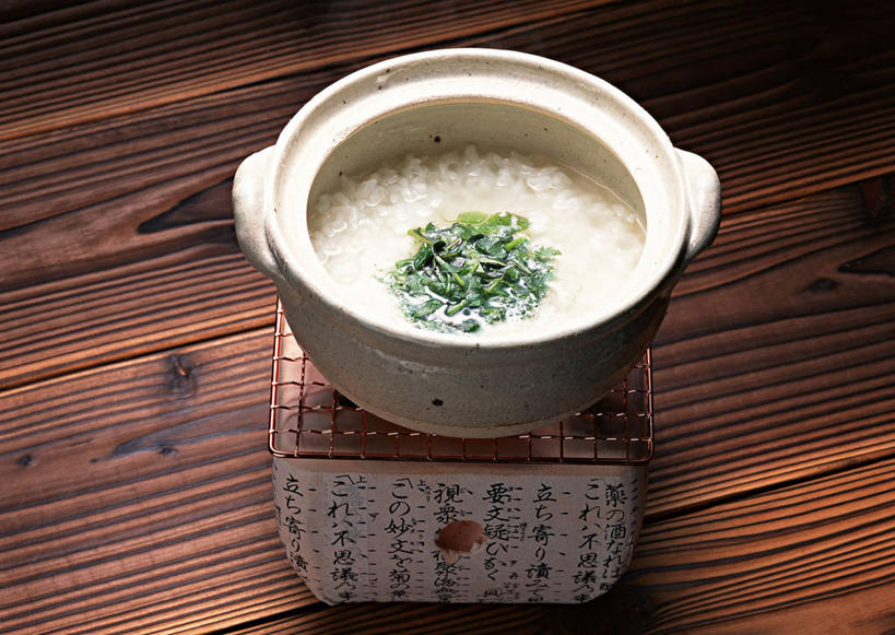 无人,横图,俯视,室内,特写,白天,烹饪,植物,地板,桌面,桌子,菠菜,萝卜,白萝卜,芹菜,蔬菜,厨具,阴影,新鲜,反射,木制,日文,标志,锅子,砂锅,文字,影子,字符,陶瓷,大白菜,谷类,谷物,粥,日本料理,料理,食品,蓬蒿,草药,药草,陶瓷制品,地面,米,标识,锅,白菜,菜肴,美食,中药,木地板,香,食物,木制品,日式料理,日式,佳肴,有机食品,绿色食品,锅具,药材,中草药,烹饪用具,茼蒿,中药材,本草,春菊,日语,茼蒿菜,球芽甘蓝,地菜,地米菜,护生草,假水菜,菱角菜,荠菜,胶菜,镳菜,烹调用具,鹦鹉菜,药芹,水芹,鼠根菜,莱菔,角菜,红嘴绿鹦哥,旱芹,赤根菜,菠薐菜,波斯草,烹调,彩图,高角度拍摄,白米粥,糜,七草粥,擘蓝,不留客,撇列,苤蓝,茄莲,人头疙瘩,玉蔓青