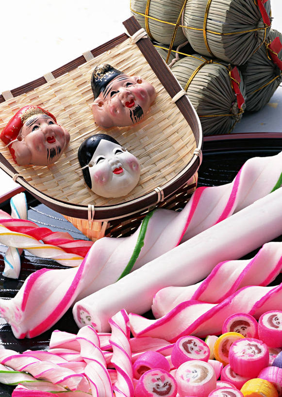 点心,无人,竖图,俯视,室内,特写,白天,餐具,蜡烛,一堆,许多,阴影,堆叠,堆积,日本文化,艺术,反射,光线,碟子,火焰,面具,盘,影子,烛光,和果子,食品,甜点,甜品,燃烧,文化,传统,小吃,畚箕,食物,糕点,盘子,碟,甜食,点燃,日式,摄影,影棚,簸箕,堆,彩图,高角度拍摄,影棚拍摄,拍摄,日本小吃,能剧面具,能面