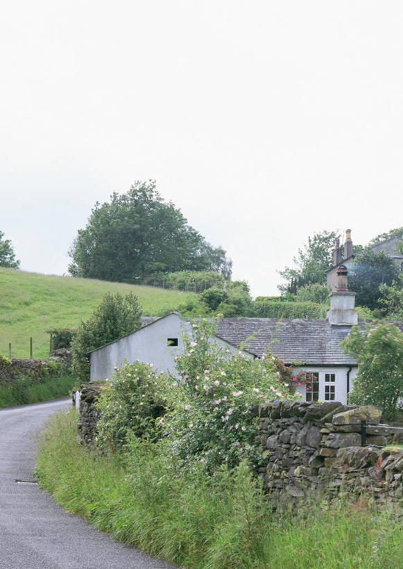 无人,公园,家,竖图,室外,白天,正面,旅游,度假,草地,草坪,美景,植物,道路,路,英国,欧洲,阴影,光线,影子,房屋,屋子,景观,小路,交通,娱乐,楼房,英格兰,住宅,草,树,树木,蓝色,绿色,蓝天,天空,阳光,自然,天,享受,休闲,景色,放松,生长,晴朗,成长,国家公园,西欧,自然风光,大不列颠,大不列颠及北爱尔兰联合王国,万里无云,大不列颠联合王国,日不落英帝国,英吉利,湖区国家公园,英国湖区国家公园,晴空,晴空万里,彩图,房子