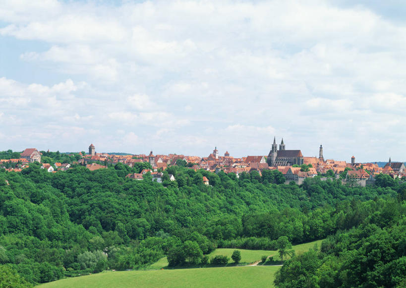 无人,横图,室外,白天,正面,旅游,度假,草地,草坪,树林,植物,标志建筑,地标,建筑,德国,欧洲,阴影,光线,瓦片,影子,屋顶,云,云朵,云彩,顶棚,瓦,娱乐,建设,草,树,树木,蓝色,绿色,白云,蓝天,天空,阳光,自然,天,享受,休闲,旅游胜地,放松,建造,生长,晴朗,成长,西欧,屋瓦,德意志联邦共和国,巴伐利亚,巴伐利亚州,拜恩州,拜恩自由州,罗滕堡,晴空,彩图