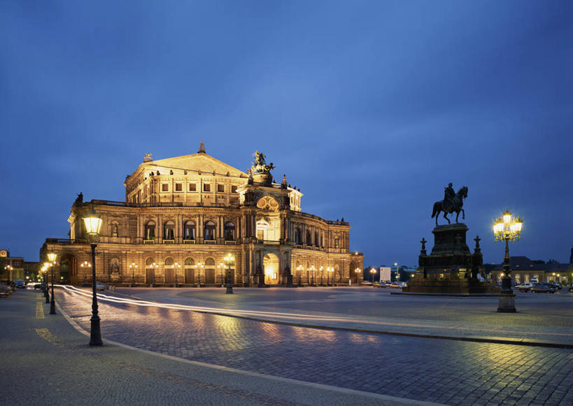 无人,横图,室外,夜晚,正面,旅游,度假,标志建筑,道路,地标,建筑,剧院,路,路灯,照明,雕塑,德国,欧洲,阴影,艺术,装饰,光线,雕刻,雕像,影子,云,云朵,小路,灯光,交通,云彩,娱乐,建设,灯,蓝色,白云,蓝天,天空,工艺品,天,享受,休闲,旅游胜地,放松,晴朗,纪念,照亮,美术,照明设备,西欧,主题,陈列,德意志联邦共和国,功能,美学,德累斯顿,萨克森州,萨克森自由州,晴空,彩图,剧场