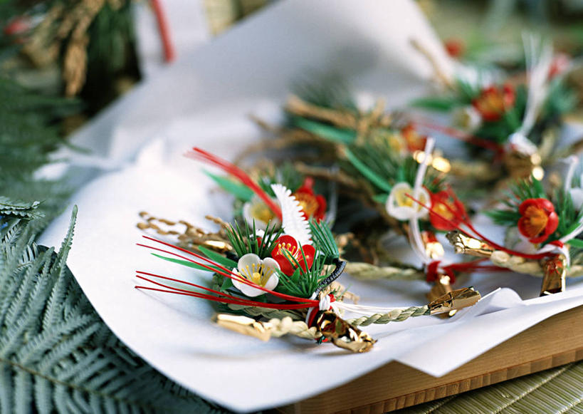 无人,横图,俯视,室内,特写,白天,桌面,桌子,静物,阴影,朦胧,模糊,艺术,装饰,反射,木制,影子,手工艺品,艺术品,文化,木制品,工艺品,华丽,修饰,点缀,高雅,自信心,品位,衬托,美观,雅致,雅观,花纸绳,日本水引,日本水引绣,水引绣,彩图,高角度拍摄