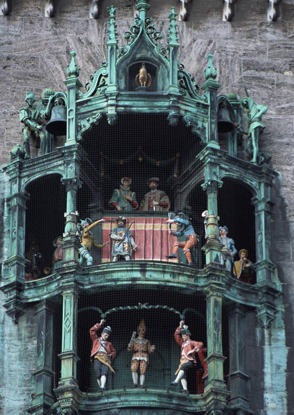 无人,竖图,室外,特写,白天,仰视,旅游,度假,标志建筑,地标,建筑,雕塑,德国,欧洲,阴影,艺术,装饰,光线,雕刻,雕像,影子,娱乐,建设,慕尼黑,祈愿,阳光,工艺品,享受,休闲,旅游胜地,放松,纪念,祈求,美术,信号,西欧,主题,报时,陈列,德意志联邦共和国,首府,功能,美学,召集,巴伐利亚,巴伐利亚州,拜恩州,拜恩自由州,慕尼黑新市政厅,鸣钟,钟,彩图,低角度拍摄