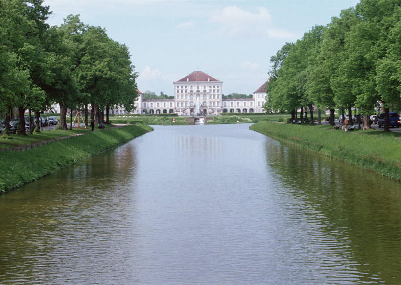 无人,横图,室外,白天,正面,旅游,度假,草地,草坪,河流,水,植物,标志建筑,地标,建筑,德国,欧洲,阴影,光线,影子,河水,水流,云,云朵,云彩,娱乐,建设,慕尼黑,草,树,树木,蓝色,绿色,白云,蓝天,天空,阳光,自然,天,享受,休闲,旅游胜地,放松,生长,晴朗,成长,西欧,德意志联邦共和国,首府,巴伐利亚,巴伐利亚州,拜恩州,拜恩自由州,宁芬堡,宁芬堡皇宫,晴空,彩图