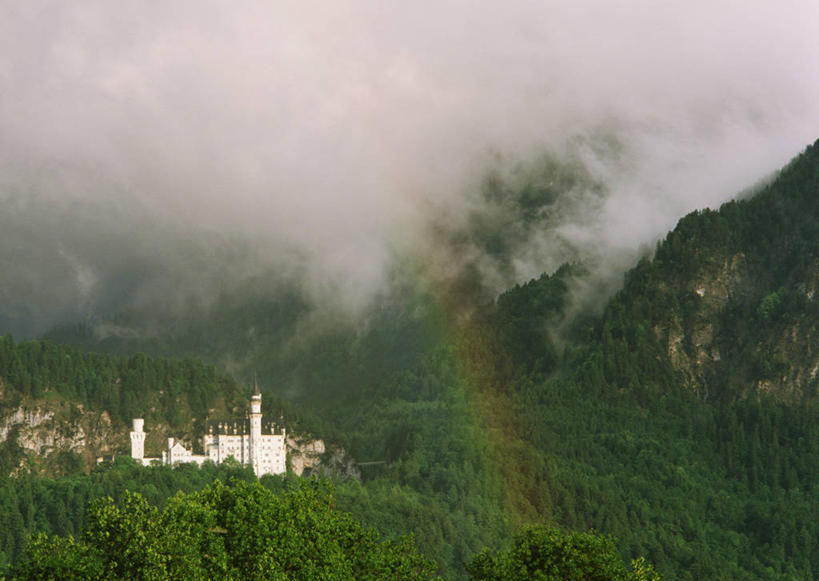 无人,横图,俯视,航拍,室外,白天,旅游,度假,彩虹,名胜古迹,雾,标志建筑,地标,建筑,德国,欧洲,朦胧,模糊,遗迹,古迹,文物,娱乐,建设,古建筑,新天鹅堡,享受,休闲,旅游胜地,放松,迷雾,西欧,鸟瞰,古文明,德意志联邦共和国,新天鹅城堡,巴伐利亚,巴伐利亚州,拜恩州,拜恩自由州,大雾,虹,虹桥,七彩虹,天虹,彩图,高角度拍摄