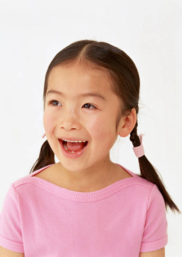 东方人,儿童,一个人,笑,微笑,露齿笑,竖图,室内,白天,白色背景,正面,纯洁,亚洲,仅一个女性,仅一个人,服装,装饰,头饰,注视,休闲装,黄种人,小孩,衣服,粉色,发饰,饰品,观察,看,仅一个小孩,休闲,休闲服,可爱,童年,童趣,摄影,服饰,影棚,观看,华丽,修饰,点缀,察看,关注,头绳,童真,烂漫,无邪,配饰,衬托,美观,雅致,雅观,天真,女孩,女人,女性,亚洲人,孩子,半身,彩图,影棚拍摄,拍摄,发绳,女生