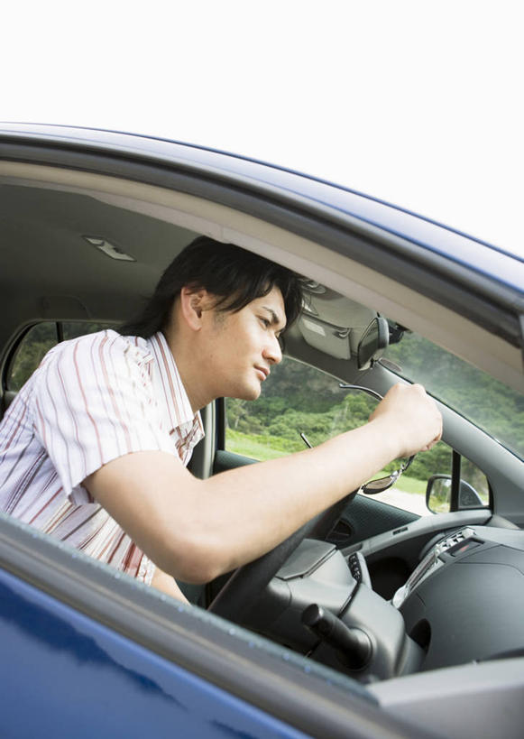 东方人,一个人,坐,竖图,室外,白天,侧面,机器,仪器,窗户,汽车,亚洲,仅一个男性,仅一个人,服装,注视,休闲装,黄种人,设备,玻璃窗,车,仅一个年轻男性,衣服,车窗,方向盘,交通工具,轿车,观察,驾驶,看,行驶,休闲,休闲服,服饰,观看,操纵,控制,察看,关注,载具,操控,把持,男人,男性,年轻男性,亚洲人,坐着,半身,彩图