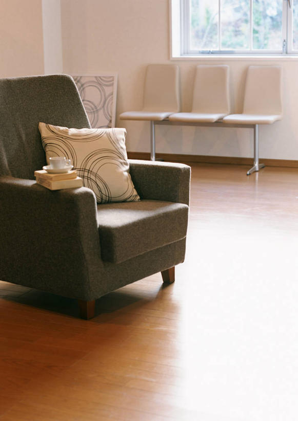 咖啡,无人,家,客厅,竖图,室内,白天,正面,幸福,别墅,窗户,地板,家具,靠垫,沙发,装修,建筑,杯子,书籍,椅子,欧式,阴影,装饰,反射,瓷器,影子,房屋,木椅,墙,屋子,公寓,咖啡杯,靠枕,陶瓷制品,地面,豪华,娱乐,建设,现代,装潢,洋房,楼房,木地板,玻璃窗,墙壁,墙面,住宅,饮料,白色,垫子,室内装潢,枕头,享受,休闲,温馨,放松,乐趣,样板房,明亮,提神,起居室,舒适,家居装潢,瓷杯,醒脑,房屋设计,地中海风格,古典风格,简约风格,布艺沙发,室内设计,宽敞,样板房装潢,软饮料,客堂,设计,书,图书,彩图,房子