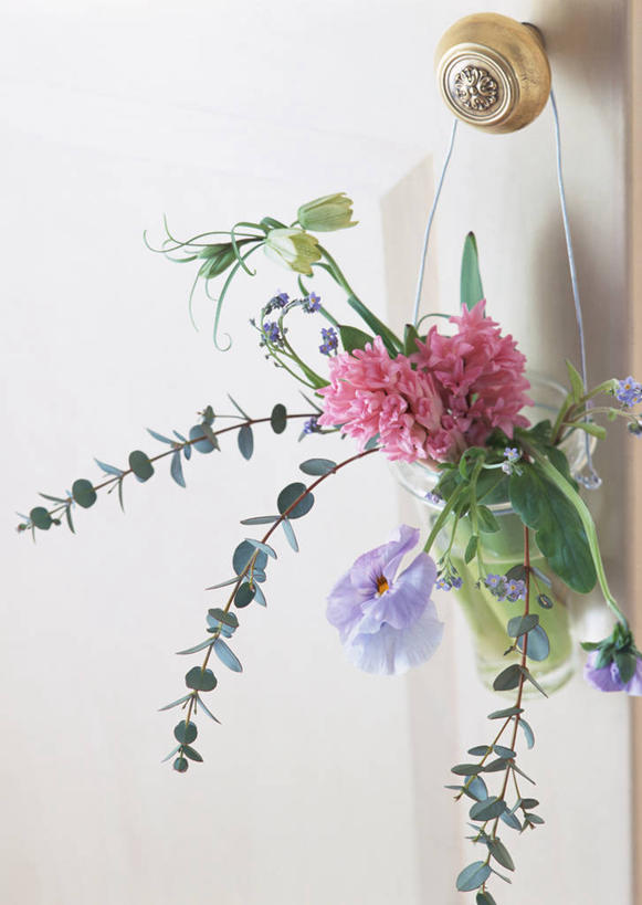 无人,竖图,室内,特写,白天,正面,爱情,幸福,智慧,门,风信子,紫罗兰,叶子,阴影,艺术,装饰,盛开,反射,影子,绿叶,清凉,花蕾,文化,花,花瓣,花朵,鲜花,插花,把手,门把手,门框,夏天,花苞,花蕊,嫩叶,悲伤,华丽,修饰,喜悦,门把,插花艺术,点缀,创造,风信花,创作,怀念,想象,三色紫罗兰,桉树,永恒,悲哀,衬托,美观,雅致,雅观,质朴,美德,尤加利,纯爱,西洋水仙,叶,叶片,草紫罗兰,草桂花,拉手,彩图