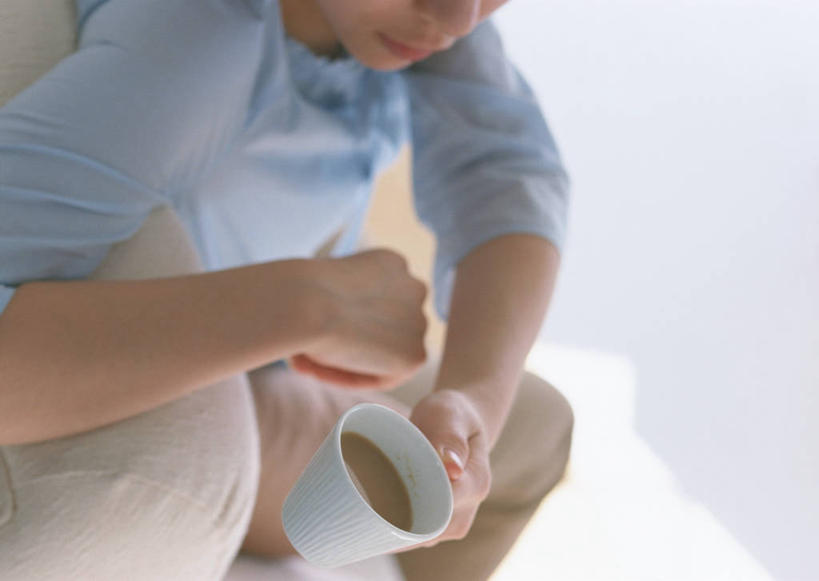 咖啡,东方人,手,一个人,客厅,坐,横图,俯视,室内,白天,幸福,沙发,杯子,亚洲,仅一个年轻女性,仅一个女性,仅一个人,握,阴影,服装,反射,瓷器,影子,卡布奇诺,咖啡杯,陶瓷制品,拿,拿着,休闲装,黄种人,娱乐,饮料,一个,衣服,享受,休闲,温馨,手部,休闲服,放松,乐趣,握着,服饰,单个,提神,起居室,舒适,瓷杯,醒脑,布艺沙发,软饮料,客堂,卡布奇诺咖啡,年轻女性,女人,女性,亚洲人,卡布基诺,坐着,半身,彩图,高角度拍摄,卡布基诺咖啡