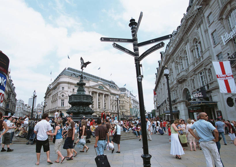 西方人,家,走,横图,室外,白天,仰视,度假,美景,城市风光,城市,雕塑,英国,欧洲,伦敦,欧洲人,行人,游客,游人,阴影,服装,艺术,装饰,光线,标志,雕刻,雕像,文字,影子,字符,字母,房屋,屋子,景观,云,云朵,公寓,首都,许多人,云彩,注视,休闲装,娱乐,标识,洋房,楼房,皮卡迪利广场,路人,旅客,住宅,衣服,蓝色,白云,蓝天,天空,阳光,工艺品,天,观察,看,一群人,享受,休闲,休闲服,景色,放松,服饰,晴朗,观看,纪念,美术,察看,西欧,关注,主题,大不列颠,陈列,威斯敏斯特市,大不列颠及北爱尔兰联合王国,功能,美学,大不列颠联合王国,日不落英帝国,雾都,过客,苏活区,索霍区,男人,男性,年轻男性,年轻女性,女人,女性,白种人,晴空,步行,散步,走路,半身,彩图,低角度拍摄,房子